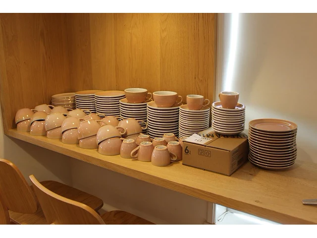 Koffie- en gebakservies loveramics porcelain 2009 rose bestaande uit ca. 100 gebaksbordjes en koffieschotel... - afbeelding 1 van  3