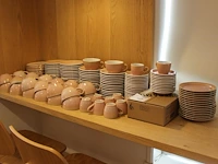 Koffie- en gebakservies loveramics porcelain 2009 rose bestaande uit ca. 100 gebaksbordjes en koffieschotel... - afbeelding 1 van  3