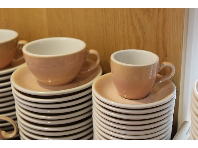 Koffie- en gebakservies loveramics porcelain 2009 rose bestaande uit ca. 100 gebaksbordjes en koffieschotel... - afbeelding 2 van  3