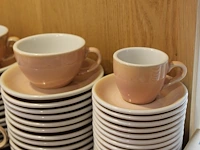 Koffie- en gebakservies loveramics porcelain 2009 rose bestaande uit ca. 100 gebaksbordjes en koffieschotel... - afbeelding 2 van  3