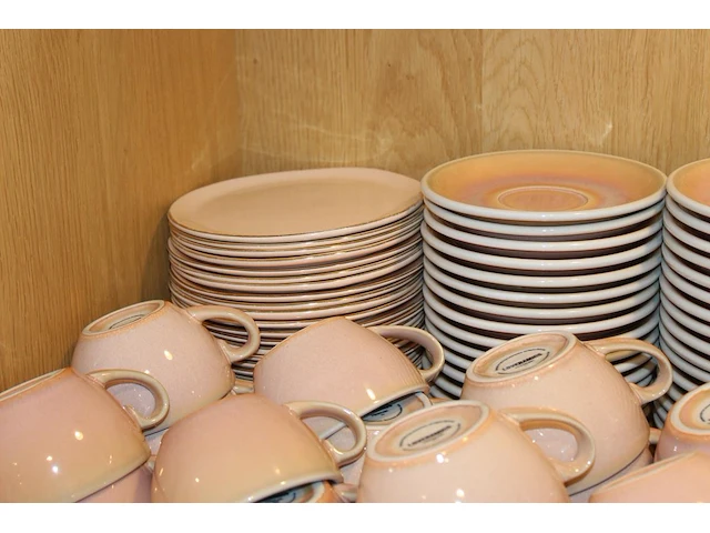 Koffie- en gebakservies loveramics porcelain 2009 rose bestaande uit ca. 100 gebaksbordjes en koffieschotel... - afbeelding 3 van  3