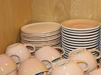 Koffie- en gebakservies loveramics porcelain 2009 rose bestaande uit ca. 100 gebaksbordjes en koffieschotel... - afbeelding 3 van  3