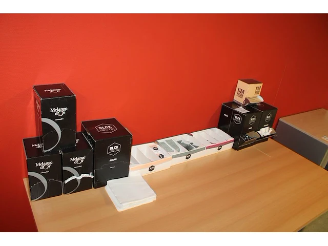 Koffie- en theeproducten waaronder suiker, creamer, roerstaafjes en diverse thee. - afbeelding 1 van  4