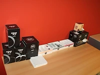 Koffie- en theeproducten waaronder suiker, creamer, roerstaafjes en diverse thee. - afbeelding 1 van  4