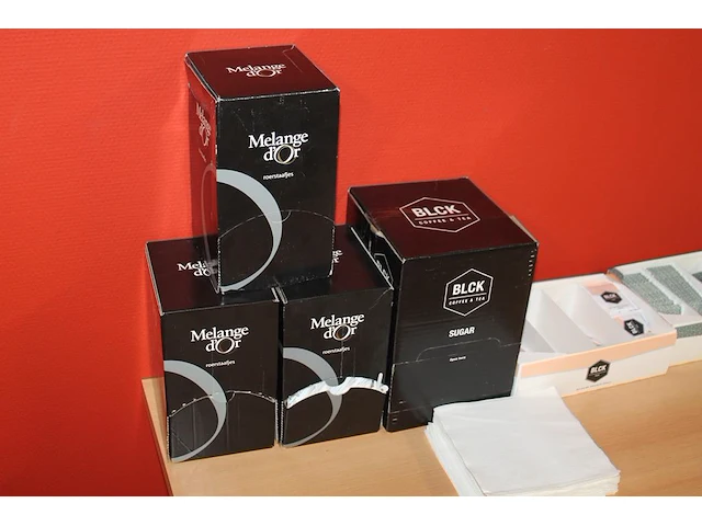 Koffie- en theeproducten waaronder suiker, creamer, roerstaafjes en diverse thee. - afbeelding 2 van  4