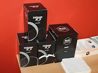 Koffie- en theeproducten waaronder suiker, creamer, roerstaafjes en diverse thee. - afbeelding 2 van  4