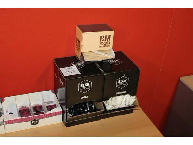 Koffie- en theeproducten waaronder suiker, creamer, roerstaafjes en diverse thee. - afbeelding 4 van  4
