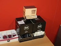 Koffie- en theeproducten waaronder suiker, creamer, roerstaafjes en diverse thee. - afbeelding 4 van  4