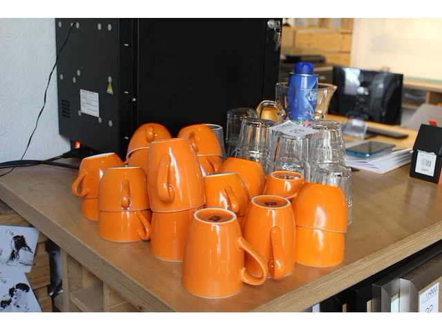 Koffie en thee mokken op schap. - afbeelding 2 van  2