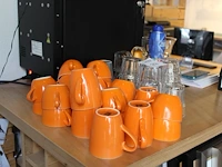 Koffie en thee mokken op schap. - afbeelding 2 van  2