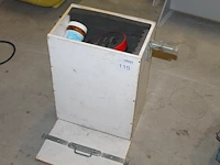 Koffieapparaat senseo en waterkoker in draagbare houten kist. - afbeelding 1 van  3