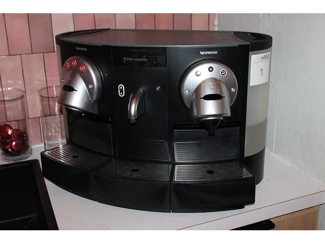 Koffiemachine nespresso professional 705 / cs200. afmeting 57 x 39 x 37 cm. - afbeelding 1 van  3