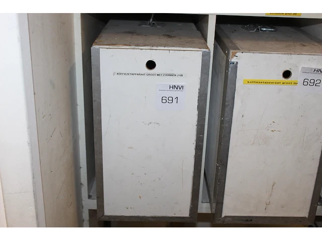 Koffiezetapparaat met extra warmhoudplaat en twee kannen in houten kist. - afbeelding 1 van  3
