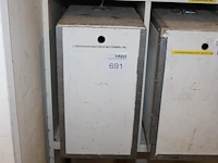 Koffiezetapparaat met extra warmhoudplaat en twee kannen in houten kist. - afbeelding 1 van  3