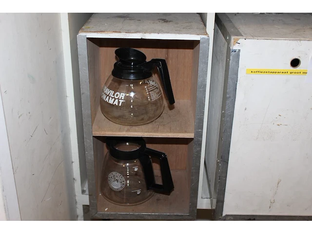 Koffiezetapparaat met extra warmhoudplaat en twee kannen in houten kist. - afbeelding 2 van  3