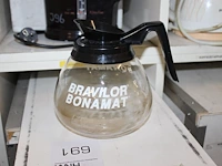 Koffiezetapparaat met extra warmhoudplaat en twee kannen in houten kist. - afbeelding 3 van  3