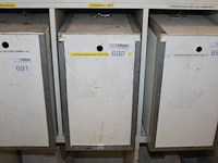 Koffiezetapparaat met extra warmhoudplaat en twee kannen in houten kist. - afbeelding 1 van  3