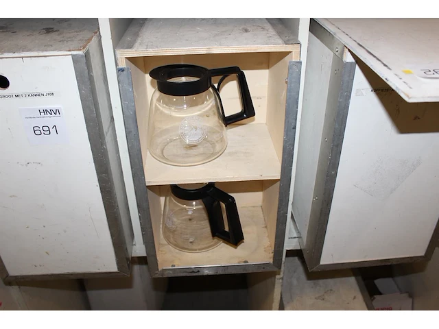 Koffiezetapparaat met extra warmhoudplaat en twee kannen in houten kist. - afbeelding 2 van  3