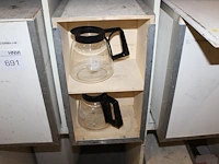 Koffiezetapparaat met extra warmhoudplaat en twee kannen in houten kist. - afbeelding 2 van  3