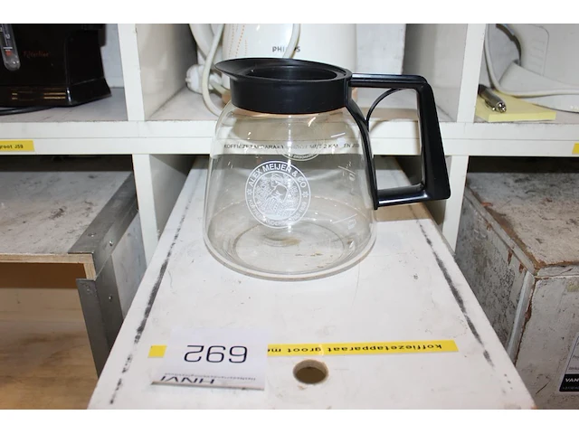 Koffiezetapparaat met extra warmhoudplaat en twee kannen in houten kist. - afbeelding 3 van  3