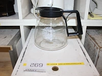 Koffiezetapparaat met extra warmhoudplaat en twee kannen in houten kist. - afbeelding 3 van  3