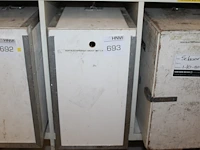 Koffiezetapparaat met extra warmhoudplaat en twee kannen in houten kist. - afbeelding 1 van  3