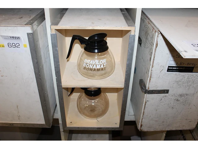 Koffiezetapparaat met extra warmhoudplaat en twee kannen in houten kist. - afbeelding 2 van  3