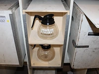 Koffiezetapparaat met extra warmhoudplaat en twee kannen in houten kist. - afbeelding 2 van  3