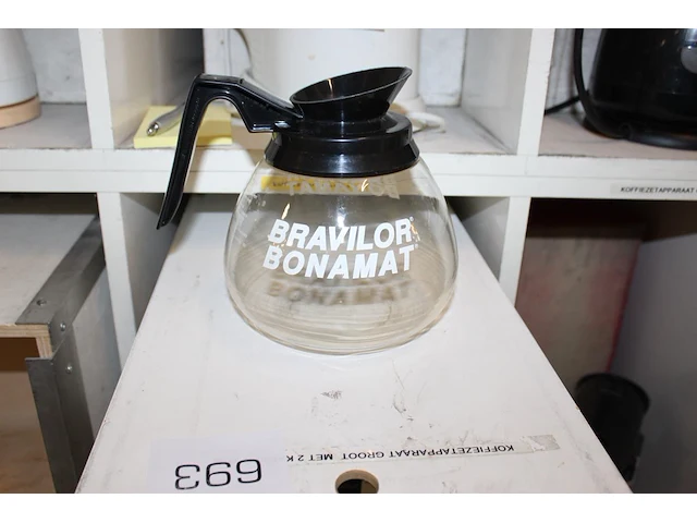 Koffiezetapparaat met extra warmhoudplaat en twee kannen in houten kist. - afbeelding 3 van  3