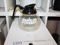 Koffiezetapparaat met extra warmhoudplaat en twee kannen in houten kist. - afbeelding 3 van  3