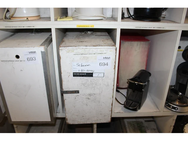 Koffiezetapparaat met extra warmhoudplaat en twee kannen in houten kist. - afbeelding 1 van  4