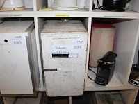 Koffiezetapparaat met extra warmhoudplaat en twee kannen in houten kist. - afbeelding 1 van  4