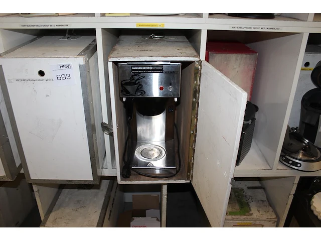 Koffiezetapparaat met extra warmhoudplaat en twee kannen in houten kist. - afbeelding 2 van  4