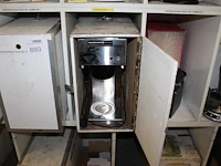 Koffiezetapparaat met extra warmhoudplaat en twee kannen in houten kist. - afbeelding 2 van  4