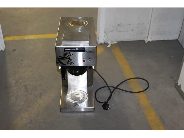 Koffiezetapparaat met extra warmhoudplaat en twee kannen in houten kist. - afbeelding 3 van  4
