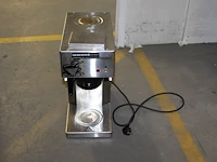 Koffiezetapparaat met extra warmhoudplaat en twee kannen in houten kist. - afbeelding 3 van  4