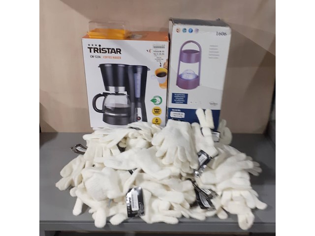 Koffiezetapparaat, muggenlamp, veel meisjes handschoenen (d1606) - afbeelding 1 van  3
