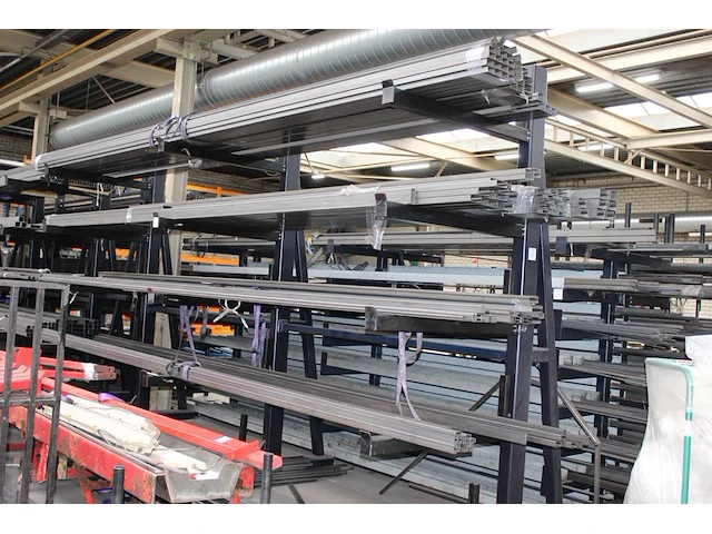 Kokers op vijf draagarmen waaronder 50 x 30, 35 x 20, 80 x 30 en 70 x 50 mm, totaal ruim 150 stuks - afbeelding 1 van  2