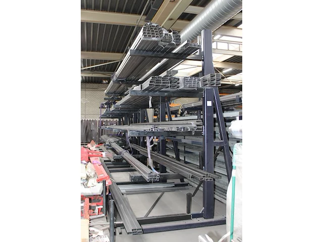 Kokers op vijf draagarmen waaronder 50 x 30, 35 x 20, 80 x 30 en 70 x 50 mm, totaal ruim 150 stuks - afbeelding 2 van  2