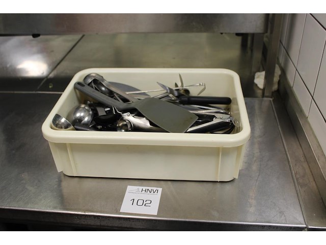 Koksgereedschap in kunststof bak waaronder spatels, opscheplepels en messen. - afbeelding 1 van  2