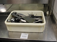 Koksgereedschap in kunststof bak waaronder spatels, opscheplepels en messen. - afbeelding 1 van  2