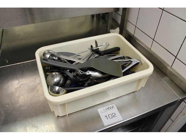 Koksgereedschap in kunststof bak waaronder spatels, opscheplepels en messen. - afbeelding 2 van  2