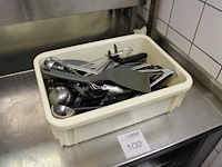 Koksgereedschap in kunststof bak waaronder spatels, opscheplepels en messen. - afbeelding 2 van  2