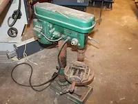 Kolomboormachine delco dl-13 met variabel toerental en machineknecht.