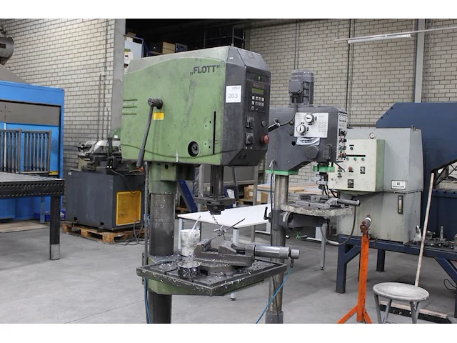 Kolomboormachine flott p40stg-fb met digitale aflezing en pneumatisch gestuurde machineklem. - afbeelding 1 van  6