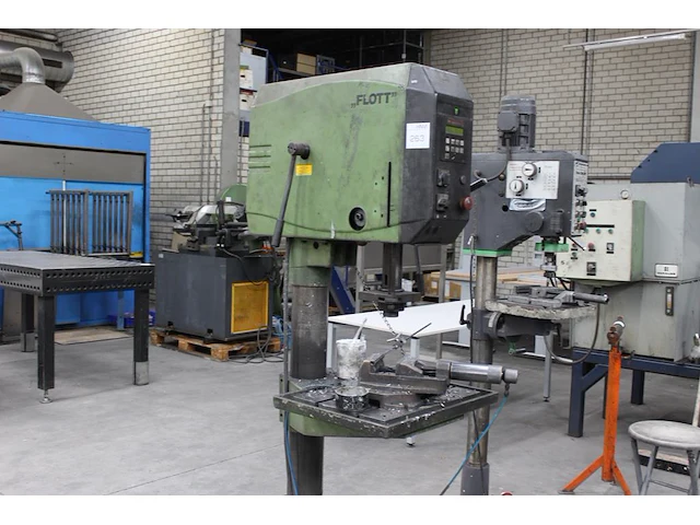 Kolomboormachine flott p40stg-fb met digitale aflezing en pneumatisch gestuurde machineklem. - afbeelding 2 van  6