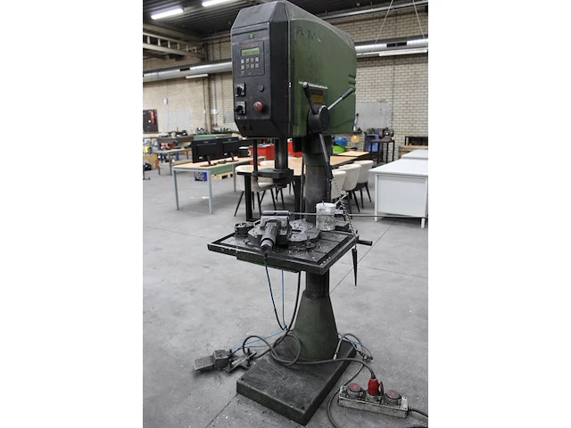 Kolomboormachine flott p40stg-fb met digitale aflezing en pneumatisch gestuurde machineklem. - afbeelding 4 van  6