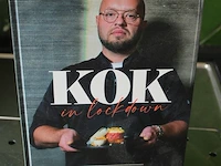 Kookboeken op schap, voornamelijk kok in lockdown. - afbeelding 2 van  2