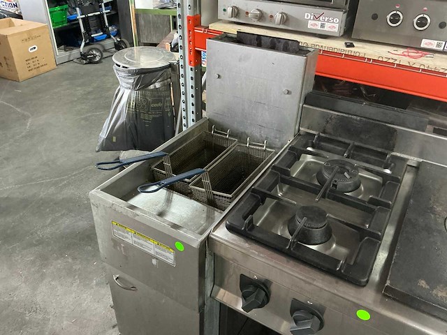 Kookwand met friteuse, gasfornuis (bakplaat en lavagrill) - afbeelding 2 van  18