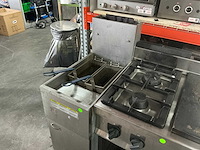 Kookwand met friteuse, gasfornuis (bakplaat en lavagrill) - afbeelding 2 van  18